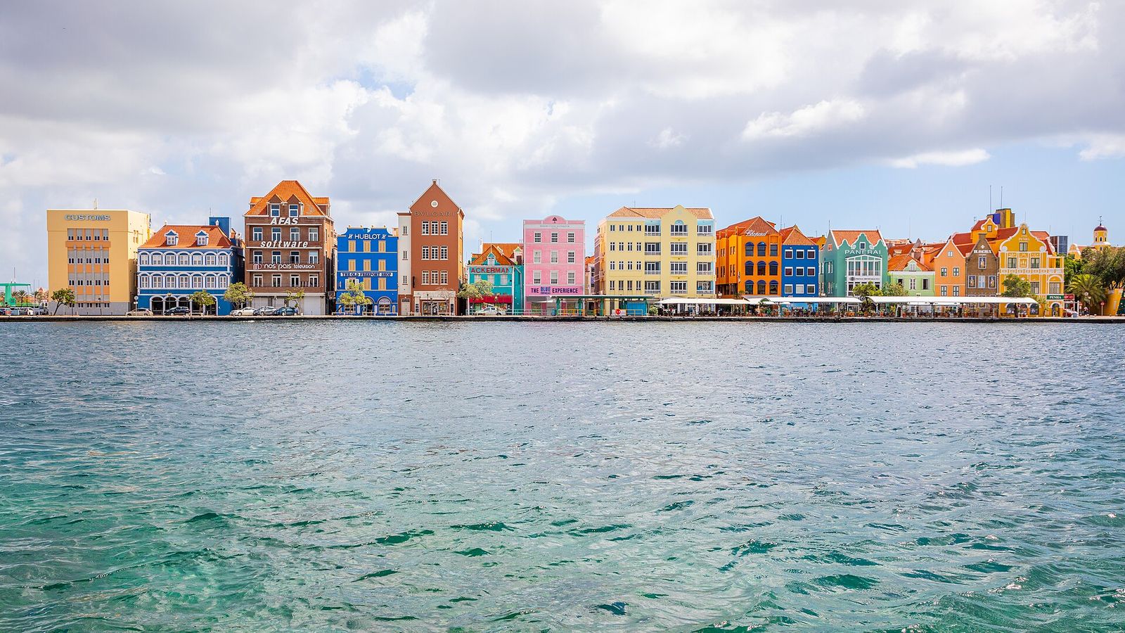 Sfeerfoto bij: Curaçao zonder auto: bus, taxi, scooter en slimme alternatieven