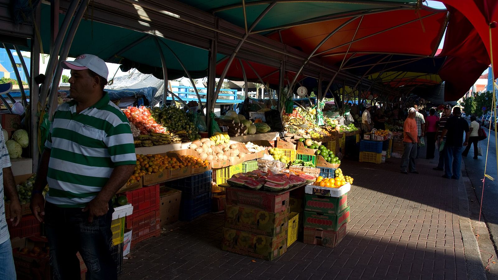Sfeerfoto bij: Geld en kosten op Curaçao: Caribische gulden, dollars en pinnen
