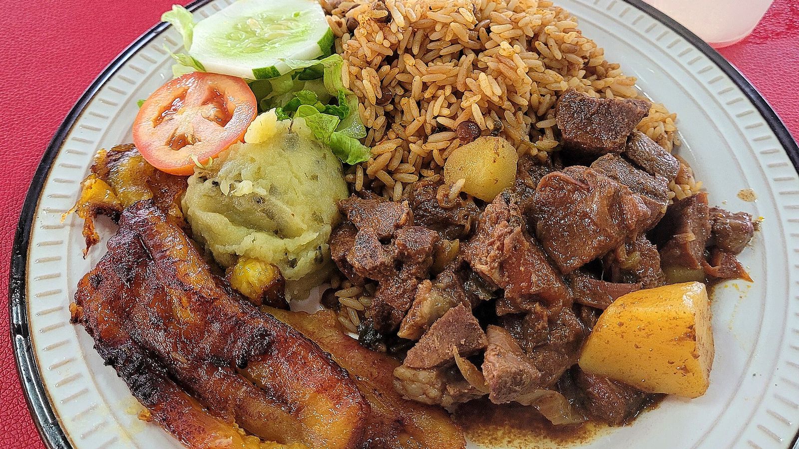 Sfeerfoto bij: Lokaal eten op Curaçao: van keshi yena tot truk'i pan